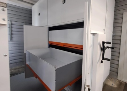 Складские стеллажи с дверями