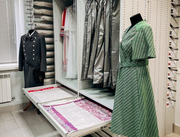 Стеллажи для исторических костюмов в музее