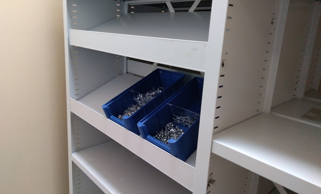 Наклонные полки с бортиком